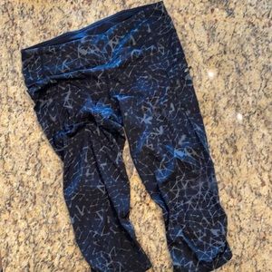 Cropped Lululemon grey & black leggings w/ pocket